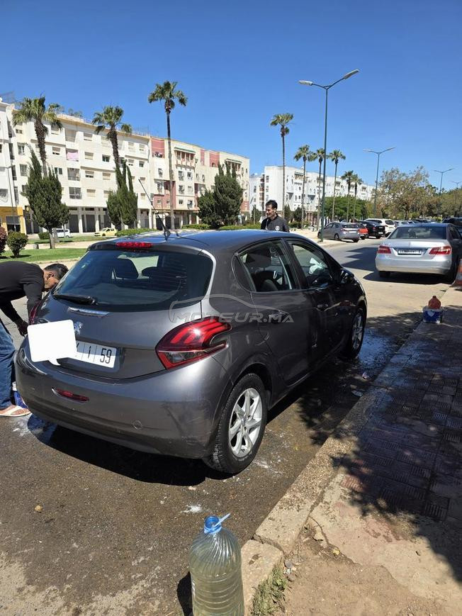 Peugeot 208 en bon état 