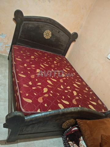 كرسي مع طاولة بالإضافة إلى ناموسية... - 2