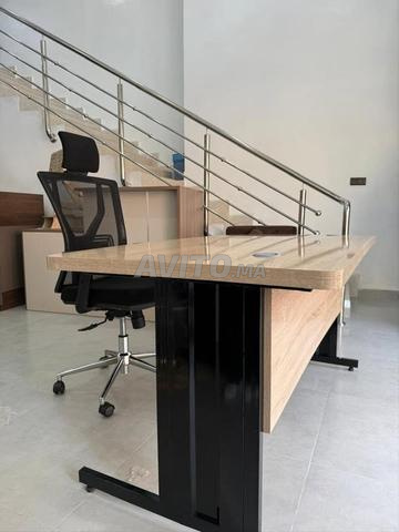 Bureau semi-métallique – Durabilité et élégance en un seul produit ⚙️