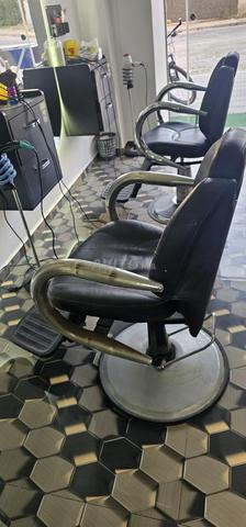 4 كراسي حلاقة بكرسي لا يزال جديداً - 2