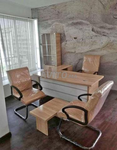 Bureau complet avec un design pratique, tout ce dont vous avez besoin en un seul endroit