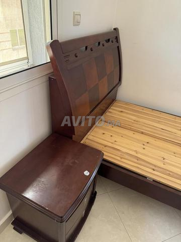 سرير خشبي صلب مع طاولة بجانب السرير - 2
