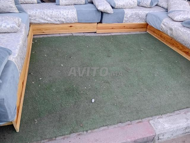 Salon quatre places, confortable et léger, meublé et prêt à l'emploi