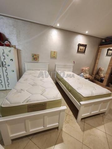 Deux lits simples avec sommiers en bois et matelas en excellent état