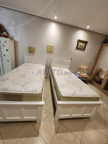 سريران مفردان مع هياكل خشبية ومراتب بحالة ممتازة - 2