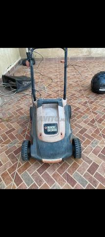 آلة قص العشب الكهربائية