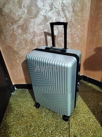 حقيبة سفر كبيرة جديدة من ماركة أجنبية