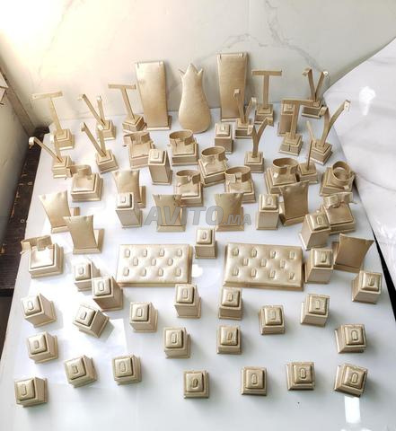 Présentoirs à bijoux en cuir beige doré - 2