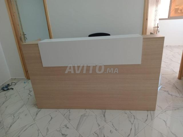 Comptoir d’accueil bois clair & blanc - 2