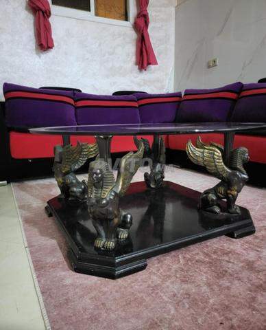 صالون عصري بكنبة مريحة وطاولة فرعونية ذهبية - 2