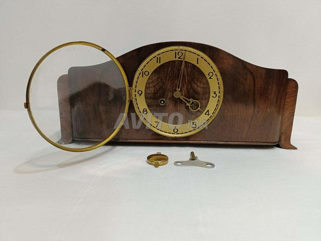 ساعة ألمانية ميكانيكية قديمة تحفة وتعمل بشكل جيد . - 2