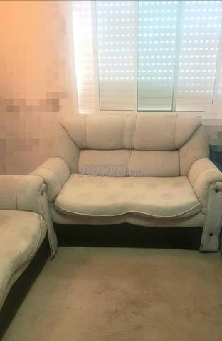 Salon simple composé de deux pièces avec tapis à Boukhaled - 2