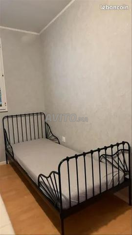 سرير أطفال بإطار حديدي ومرتبة قابلة للتمدد - 2