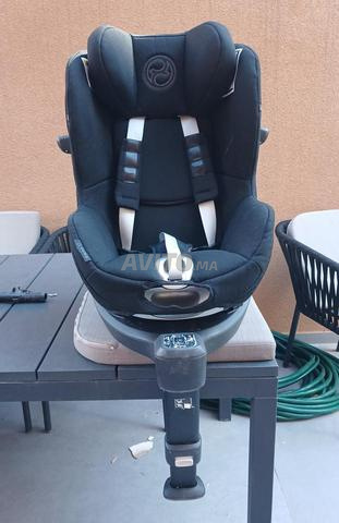 مقعد سيارة Cybex مع Isofix.