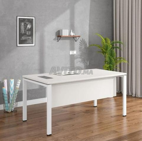 Bureau Design Professionnel Élégance Minimaliste