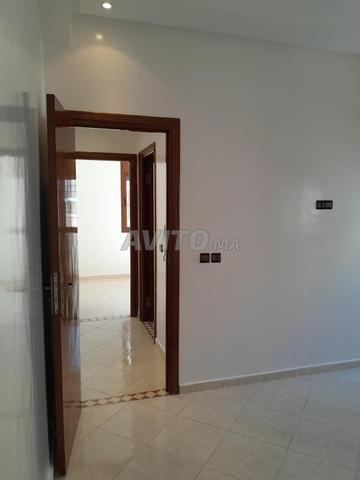 شقة ممتازة مشمسة ومهواة في حي جيد للكراء