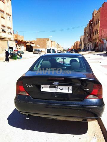 Ford Focus modèle 2004 en bon état... Pour les intéressés, appelez le numéro dans l'annonce