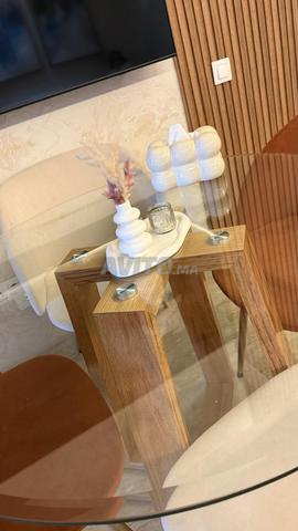 Table à manger avec quatre chaises - 2