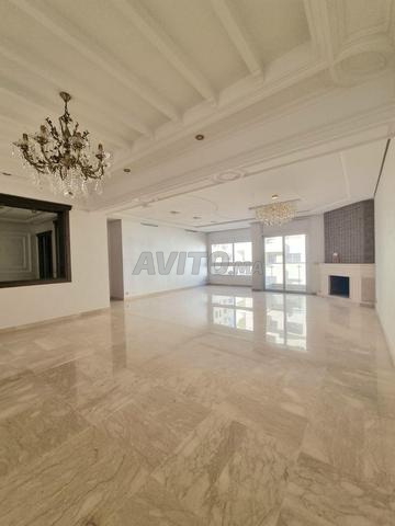 شقة كبيرة فارغة 208 متر مربع مجددة بالكامل