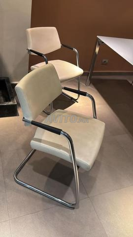 2 fauteuils en cuir blanc visiteurs