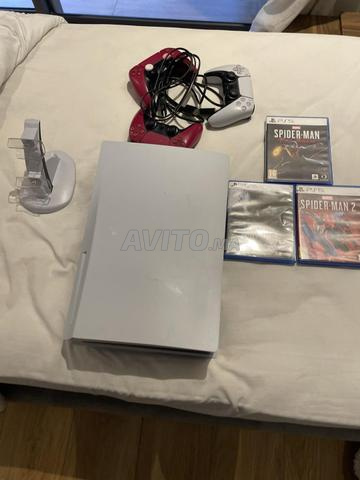 PS5 avec 6 jeux et 3 manettes en très bon état