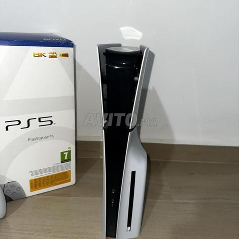 PS5 Standard Slim 1To avec une manette - 2