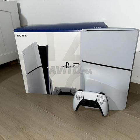 PS5 Standard Slim 1To avec une manette