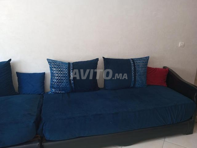 Trois canapés en cuir avec une banquette de 2m