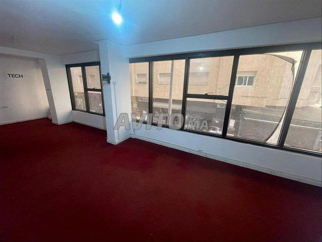 مكتب مستودع للإيجار