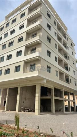 Café sur la rue principale avec terrasse - 2