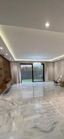 طابق أرضي بحديقة للبيع