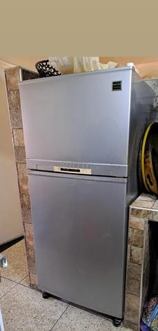 Réfrigérateur en bon état de marque Daewoo coréenne