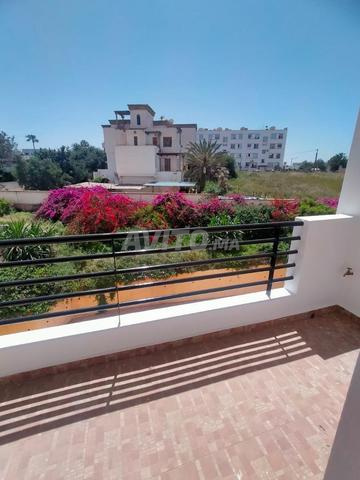 Bel appartement vide avec terrasse au centre ville