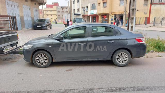 Peugeot 301. Essence. boîte automatique