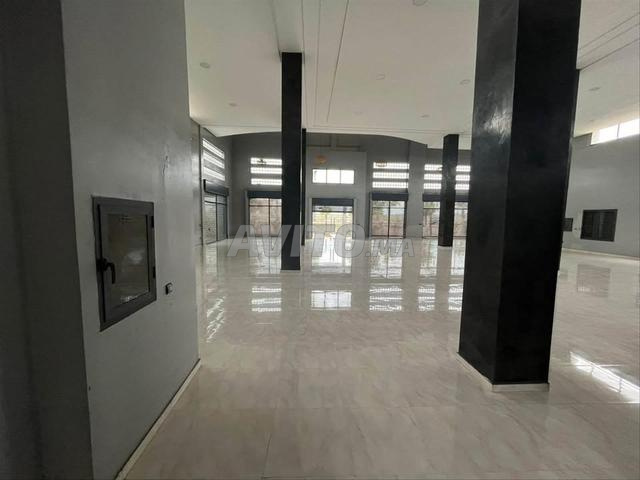 معرض 1060 متر مربع للبيع موقع استراتيجي - 2