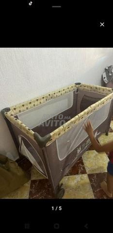 سرير أطفال مع مرتبة