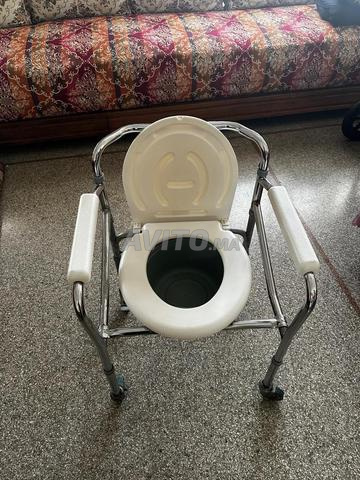 كرسي مرحاض بحالة ممتازة