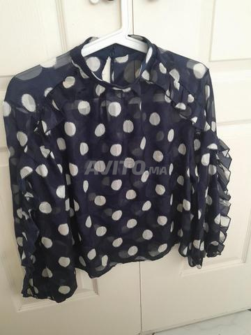 Jolie chemise bleue avec motif beige - 2