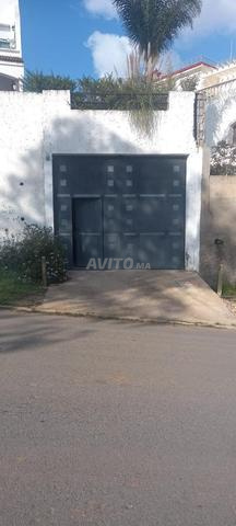 Entrepôt bien placé et sécurisé