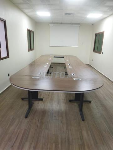 طاولة اجتماعات احترافية في عرض - 2