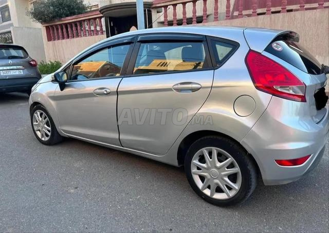 Ford Fiesta essence modèle 2011 kilométrage 118k - 2
