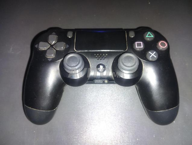 يد تحكم بلاي ستيشن 4 بحالة جيدة