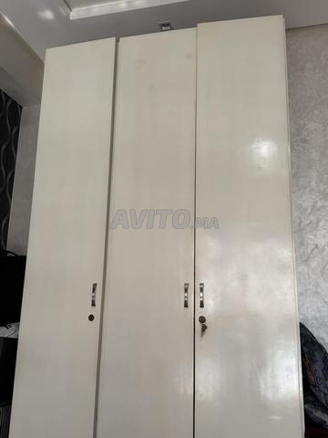 خزانة بيضاء بثلاثة أبواب مع مساحة تخزين - 2