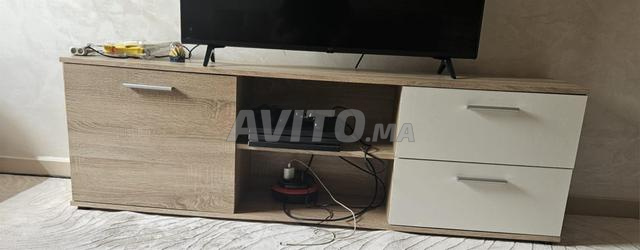 سجاد وطاولة تلفزيون وطاولة