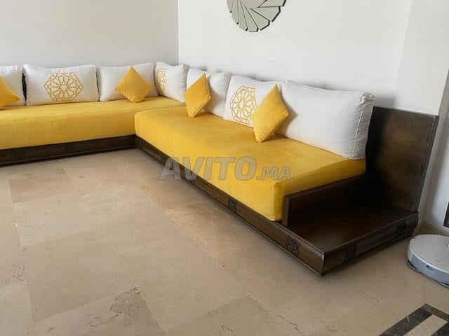 صالون مغربي عصري على شكل حرف L، 3.2 متر × 2.38 متر.