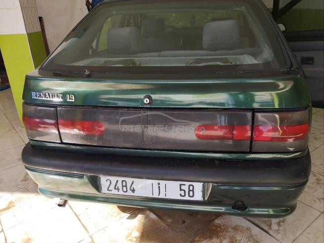 سيارة من نوع رونو 19 