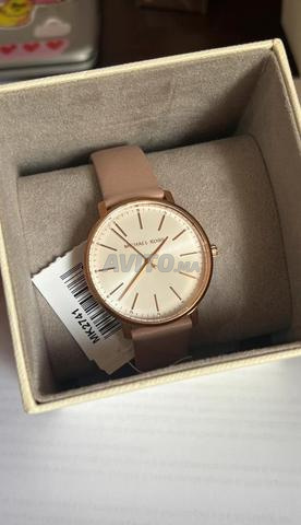 ساعة فاخرة ماركة مايكل كورس مع الملصق.