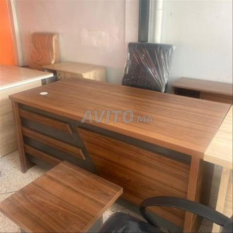 Bureau MDF compact parfait pour petits espaces