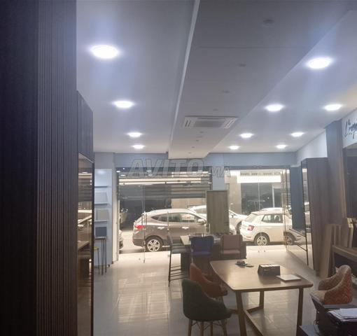 Local aménagé de grande façade 120m2