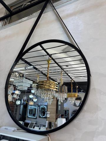 Miroir élégant en PVC avec un support en cuir